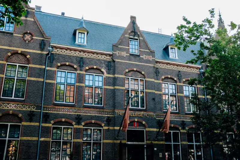 découvrez comment choisir entre auberge, hôtel ou location pour économiser sur votre hébergement tout en profitant d'un séjour agréable et adapté à vos besoins.